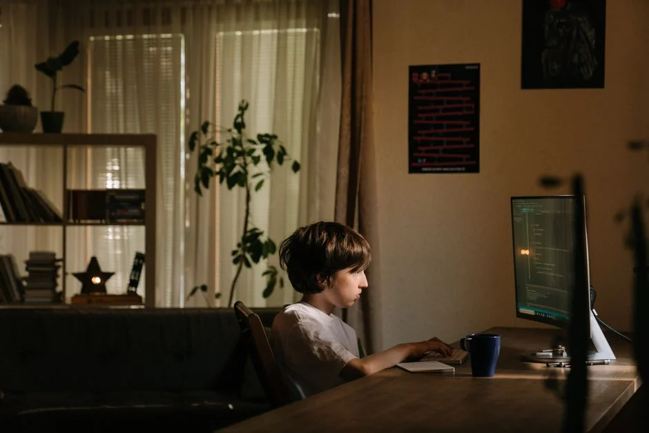 Un bureau chaleureux décoré pour Noël, avec une tasse et un écran d’ordinateur portable affichant un site web.